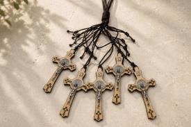 TALISMANES | COLGANTE CRUZ JESUCRISTO Y MEDALLA SAN BENITO COLOR MADERA Y PLATEADO CON CORDON 7 X 4 CM.