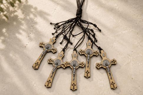 TALISMANES | COLGANTE CRUZ JESUCRISTO Y MEDALLA SAN BENITO COLOR MADERA Y PLATEADO CON CORDON 7 X 4 CM.