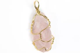 COLGANTES DE MINERALES | COLGANTE CUARZO ROSA EN BRUTO ENVUELTO EN ALAMBRE 2X3CM