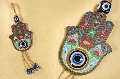 AMULETOS Y TALISMANES | COLGANTE DE MADERA DISEO MANO DE FATIMA DE COLORES Y OJOS TURCOS 7x25CM
