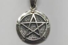 COLGANTE DE PLATA MEDALLA CON PENTAGRAMA EN RELIVE MINI 1,7CM