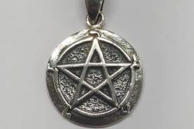 COLGANTES | COLGANTE DE PLATA MEDALLA CON PENTAGRAMA EN RELIVE MINI 1,7CM