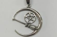 COLGANTE DE PLATA MEDIA LUNA CON ESCOBA DE BRUJA Y PENTAGRAMA 2,6CM