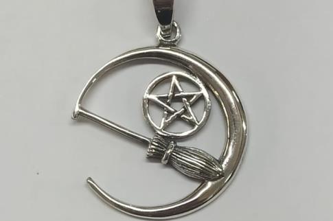 COLGANTES | COLGANTE DE PLATA MEDIA LUNA CON ESCOBA DE BRUJA Y PENTAGRAMA 2,6CM