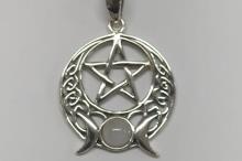COLGANTE DE PLATA PENTAGRAMA EN LUNA LABRADA CON TRIPLE LUNA CON PIEDRA LUNA
