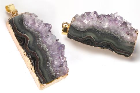 COLGANTES DE MINERALES | COLGANTE DRUSA DE AMATISTA CON ENGARCE ANGULO RECTO LATERAL 4X2CM