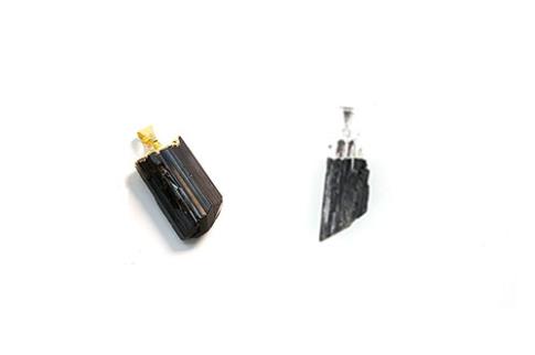 COMODIN | COLGANTE ENGARCE METAL TURMALINA EN BRUTO (BARRITAS SURTIDAS 2.5 CM APROX). dorado/plateado