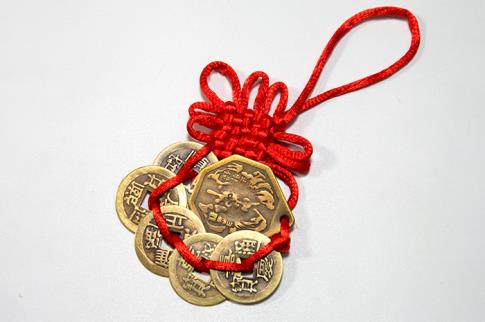 COMPLEMENTOS FENG SHUI | COLGANTE FENG CON 5 MONEDAS Y MEDALLA YIN YANG 31 CM