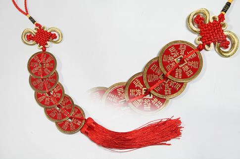 FENG SHUI, VARIOS | COLGANTE FENG SHUI 5 MONEDAS I CHING COLOR ROJO CON POMPON ROJO 35X4CM