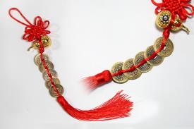 COMPLEMENTOS FENG SHUI | COLGANTE FENG SHUI 5 MONEDAS I CHING CON CALABAZA CHINA DORADO Y POMPON ROJO 32CM