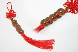 COMPLEMENTOS FENG SHUI | COLGANTE FENG SHUI 5 MONEDAS I CHING CON LINGOTE DORADO Y POMPON ROJO 32CM