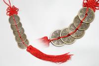 COLGANTE FENG SHUI 5 MONEDAS I CHING CON POMPON ROJO 35X4CM