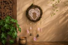 COLGANTE FENG SHUI CIRCULO DE RAMAS Y CORAZON CON CHIPS CUARZO ROSAA, CAMPANAS Y PLACAS DE AGATA 45X18CM. COLGANTE FENG SHUI CIRCULO DE RAMAS Y CORAZON CON CHIPS CUARZO ROSAA, CAMPANAS Y PLACAS DE AGATA 45X18CM.