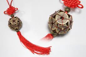 FENG SHUI, VARIOS | COLGANTE FENG SHUI COBRE BOLA DE MONEDAS I CHING CON POMPON ROJO 30X5CM