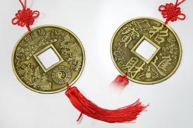 FENG SHUI, VARIOS | COLGANTE FENG SHUI GRAN MONEDA I CHING CON POMPON ROJO 35X12,5CM