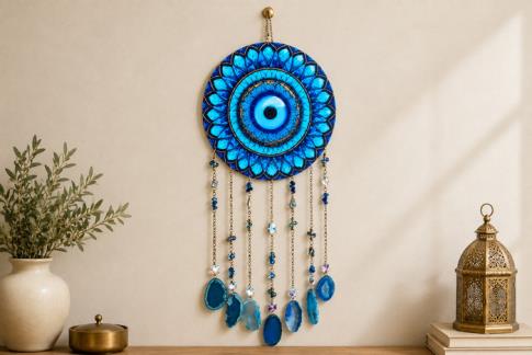 PRISMAS | COLGANTE FENG SHUI MANDALA DE OJO TURCO CON CHAPAS DE AGATA AZUL 54X18CM.