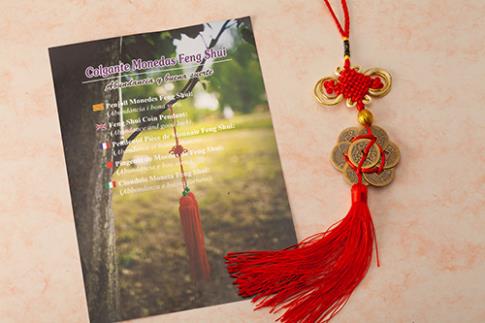 FENG SHUI, VARIOS | COLGANTE FENG SHUI TRENZADA HILO ROJO  CON 7 MONEDAS, 30 CMS. Abundancia y buena suerte