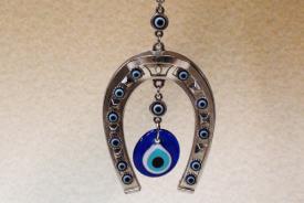 OJO TURCO | COLGANTE HERRADURA 20X9CM CON OJO TURCO CRISTAL