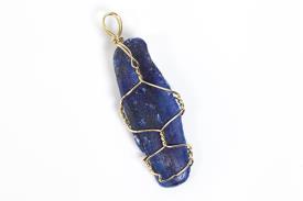 COLGANTES DE MINERALES | COLGANTE LAPISLAZULI EN BRUTO ENVUELTO EN ALAMBRE 2X3CM