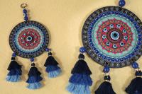 COLGANTE MADERA 12CM DISEO MANDALA Y BORLITAS 12x28CM
