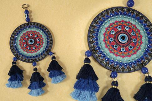 AMULETOS Y TALISMANES | COLGANTE MADERA 12CM DISEO MANDALA Y BORLITAS 12x28CM