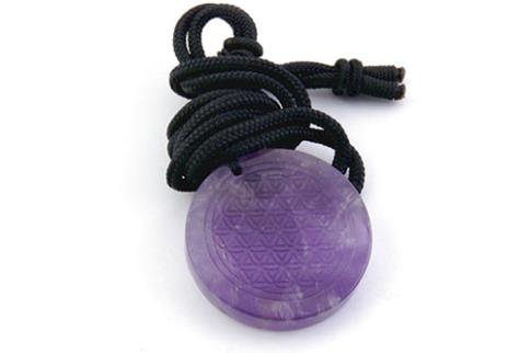 COLGANTES DE MINERALES | COLGANTE MEDALLON MODELO FLOR DE LA VIDA GRABADO 3 CM. DE AMATISTA. CON CORDON DE 60 CM.