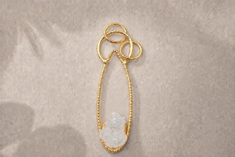COLLARES, PULSERAS, PENDIENTES Y ANILLOS MINERALES | COLGANTE METAL DORADO CON AGUAMARINA EN BRUTO SOBRE LECHO ALARGADO
