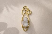 COLGANTE METAL DORADO CON GEODA CUARZO SOBRE LECHO ALARGADO