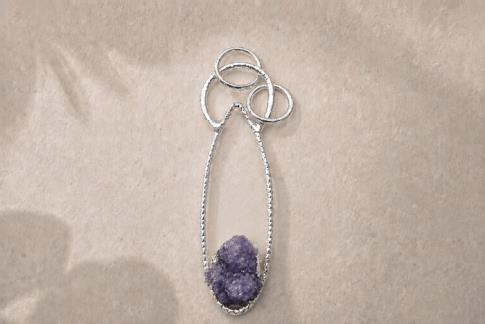 COLLARES, PULSERAS, PENDIENTES Y ANILLOS MINERALES | COLGANTE METAL PLATEADO CON GEODA AMATISTA SOBRE LECHO ALARGADO