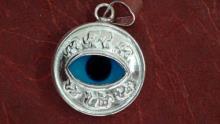 COLGANTE OJO TURCO AZUL EN PLATA GRABADA 1,8 CMS