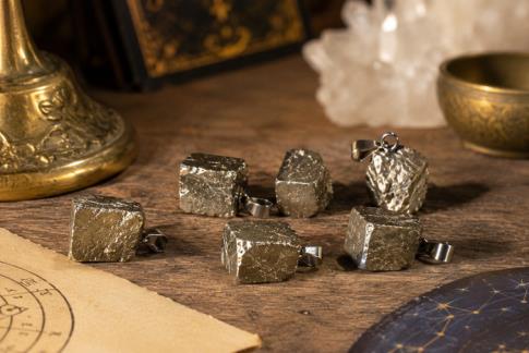 COLGANTES DE MINERALES | COLGANTE PIRITA FORMA CUADRADA 1,5 X 1,2 CM.
