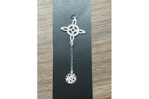 COLGANTES | COLGANTE PLATA DOBLE PROTECCI�N CON CADENA ENTRE DIJES  4,5CM (NUDO DE BRUJAS 0,9CM Y TETRAGRAMMATON 1CM)