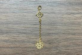 COLGANTES | COLGANTE PLATA DOBLE PROTECCI�N CON CADENA ENTRE DIJES DORADO 4,5CM (NUDO DE BRUJAS 0,9CM Y TETRAGRAMMATON 1CM)