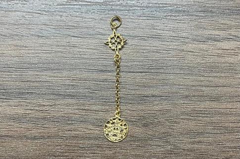 COLGANTES | COLGANTE PLATA DOBLE PROTECCI�N CON CADENA ENTRE DIJES DORADO 4,5CM (NUDO DE BRUJAS 0,9CM Y TETRAGRAMMATON 1CM)