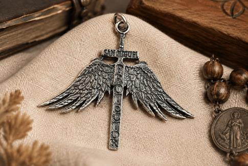COLGANTES | COLGANTE PLATA ENVEJIDO ESPADA CON ALAS DE SAN MIGUEL  4X4,5CM(PROTECCION)