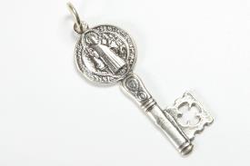 COLGANTES | COLGANTE PLATA LLAVE MEDALLA DE SAN BENITO GRANDE 3CM