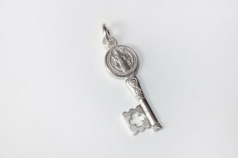 COLGANTES | COLGANTE PLATA LLAVE MEDALLA DE SAN BENITO PEQUE�A 2CM
