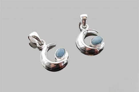 JOYERIA | COLGANTE PLATA MEDIA LUNA CABUJON LARIMAR  2.1CM.
