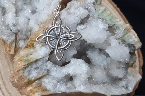 COMODIN | COLGANTE PLATA NUDO DE BRUJAS ENVEJECIDO 2.8 CM.