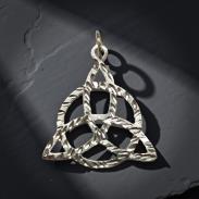 Novedades | COLGANTE PLATA TRIQUETA LABRADA 2,5 CM