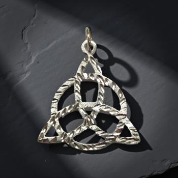 JOYERIA | COLGANTE PLATA TRIQUETA LABRADA 2,5 CM