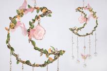 COLGANTE PRISMAS FENG SHUI CON LUNA HERBAL, MARIPOSAS Y MINI CUARZOS 16X50CM