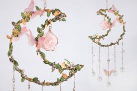 PRISMAS | COLGANTE PRISMAS FENG SHUI CON LUNA HERBAL, MARIPOSAS Y MINI CUARZOS 16X50CM