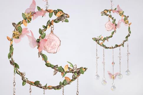 PRISMAS | COLGANTE PRISMAS FENG SHUI CON LUNA HERBAL, MARIPOSAS Y MINI CUARZOS 16X50CM