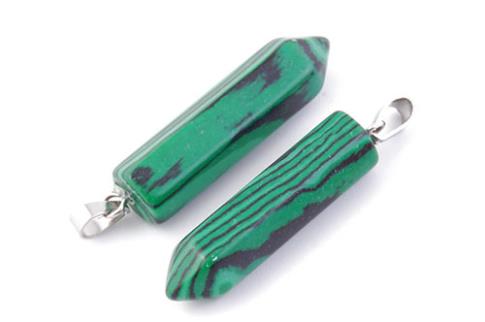 COLGANTES DE MINERALES | COLGANTE PUNTA BITERMINADA DE MALAQUITA SINTETICA 3 CM APROX.