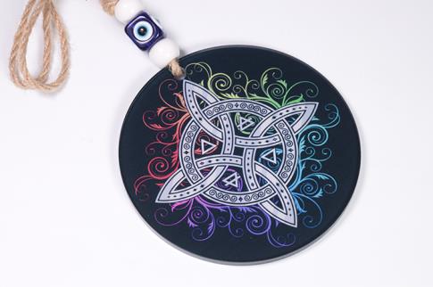 TALISMANES | COLGANTE REDONDO NUDO DE BRUJAS COLORES FRIOS CON CUERDA DE ESPARTO 26 X 12 CM.