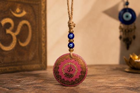 OJO TURCO | COLGANTE REDONDO OM COLOR ROSADO Y DORADO CON CUERDA DE ESPARTO 23 X 8 CM