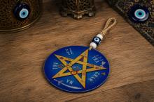 COLGANTE REDONDO TETRAGRAMATON COLOR AMARILLO EN FONDO AZUL CON CUERDA DE ESPARTO 25 X 12 CM.