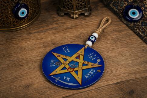 TALISMANES | COLGANTE REDONDO TETRAGRAMATON COLOR AMARILLO EN FONDO AZUL CON CUERDA DE ESPARTO 25 X 12 CM.