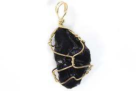 COLGANTES DE MINERALES | COLGANTE TURMALINA EN BRUTO ENVUELTO EN ALAMBRE 2X3CM
